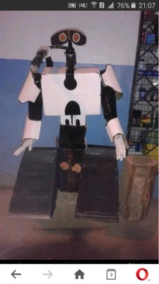 Monigotes robots elaborados con cartón