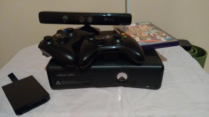 Xbox 360 320Gb Kinnect Última Generación Semi Nuevo con Caja 2 Controles 4 Juegos Originales